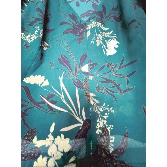 RW & CO. |  Green Floral Flutter Sleeve Crop Blouse - Picture 4 of 8